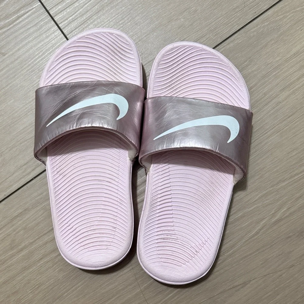 Girls Nike Pink Slide Sandals with Metallic Rose Strap - Picture 1 of 4